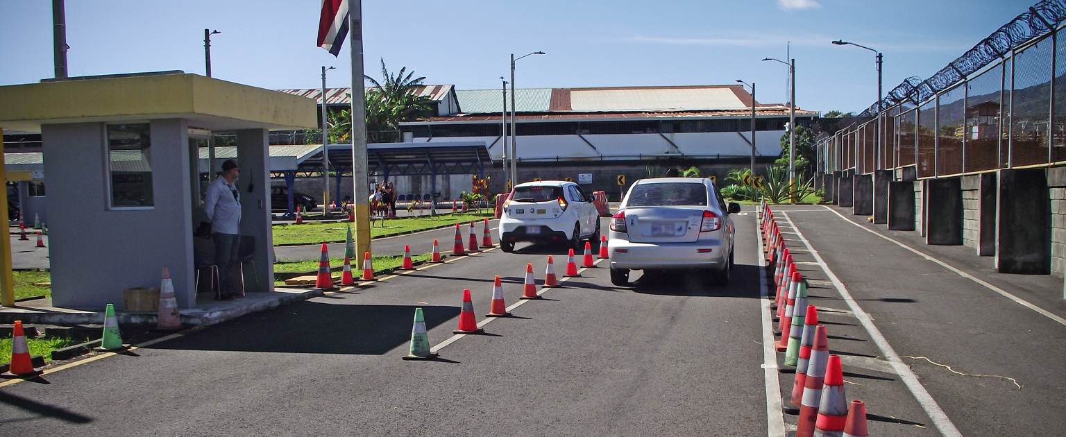 Fotografía que muestra dos vehículos realizando la prueba práctica en Cirdad Vial