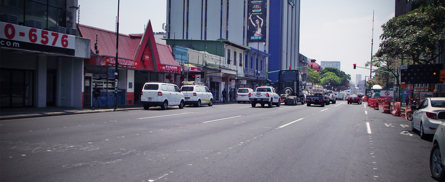 Foto de la Avenida Segunda con vehiculando 