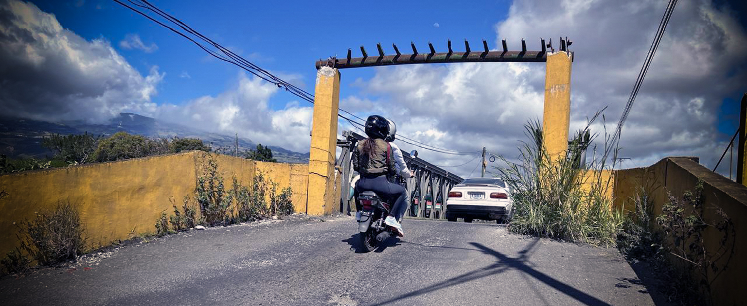 Moto atravesando puente