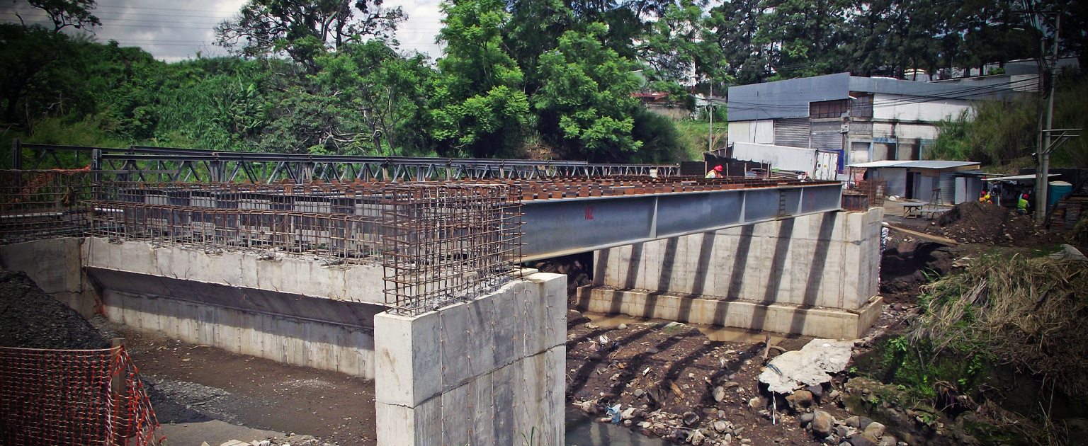 Foto de la obra que se ejecuta sobre la Quebrada Rivera en León XIII