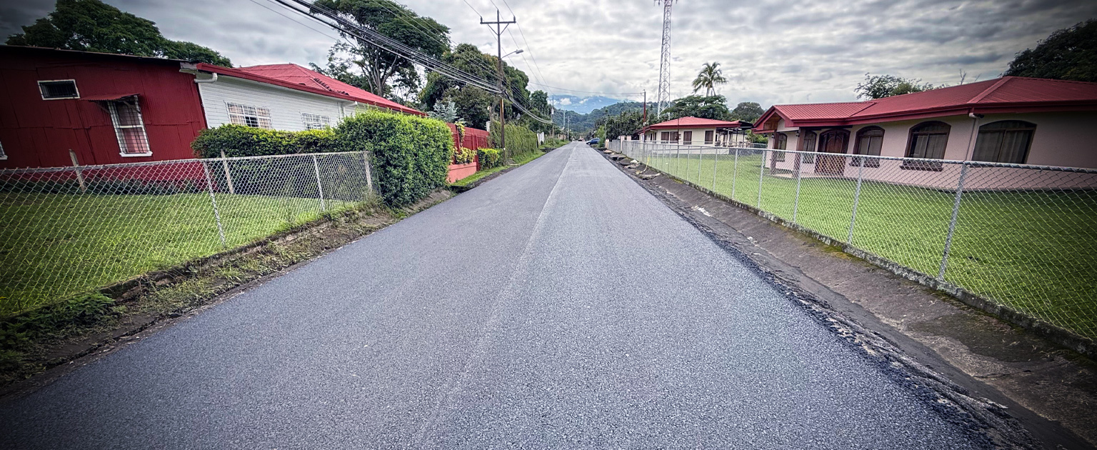 Fotografía de los trabajo de asfaltado entre Tambor e Itiquís de Alajuela