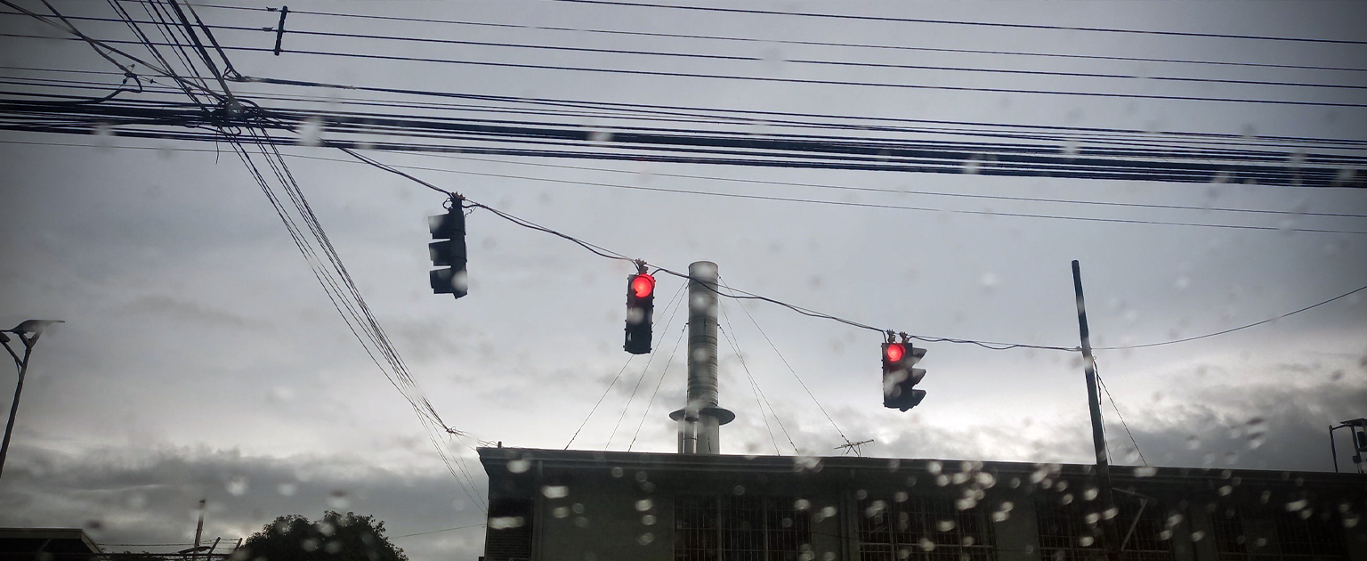 Foto de semáforos con la luz en rojo 