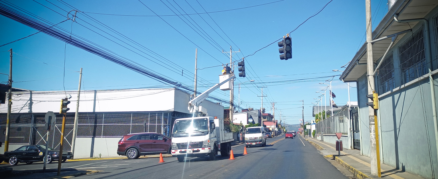 Fotografía que muestra una grúa en labores de reparación de un sistema de semáforos