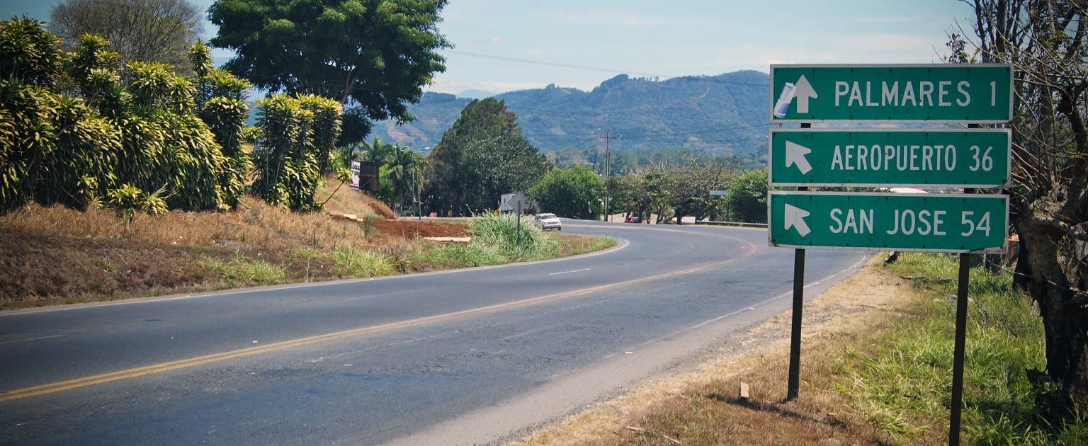 Carretera con rotulación al lado derecho