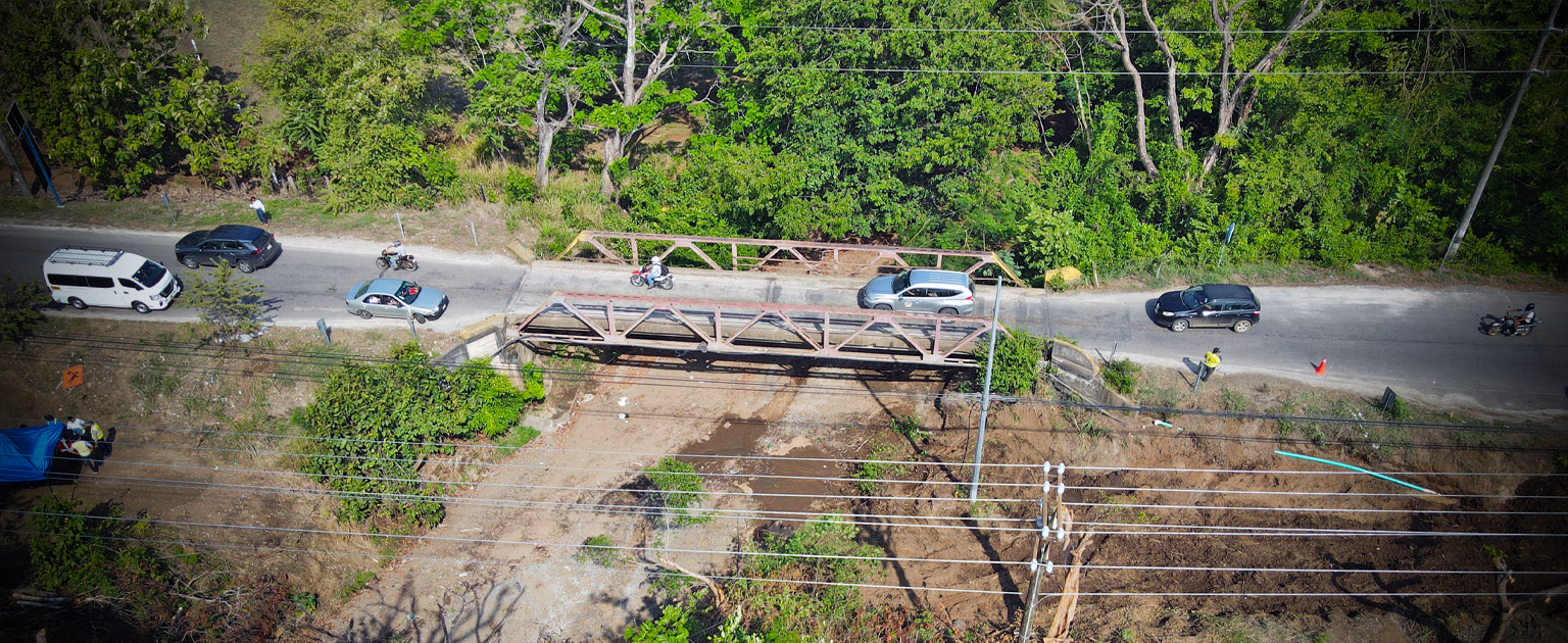 Foto aérea del puente sobre el río Soncoyo 
