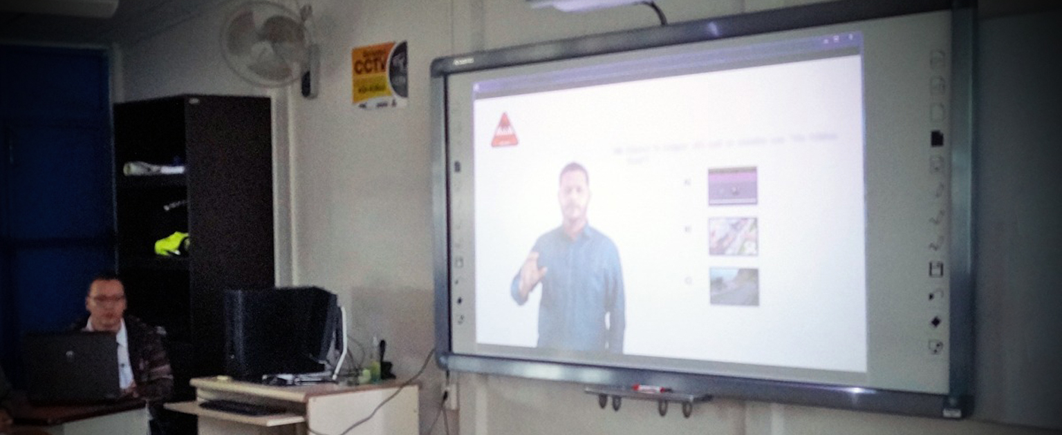 Foto dentro de una clase con instructor
