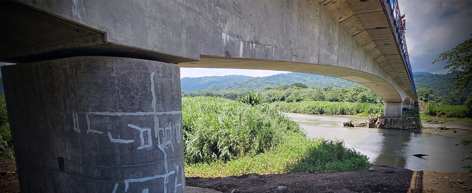 Foto debajo del puente 