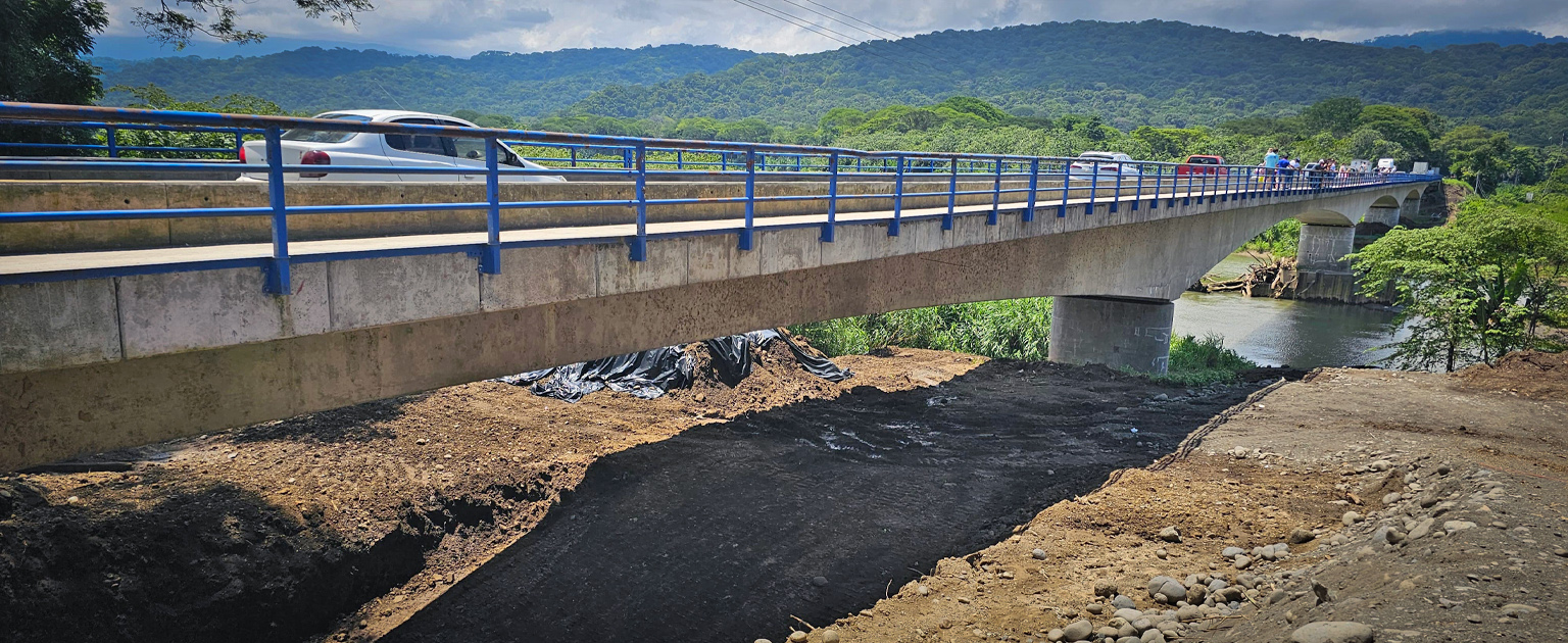 Fotografía que muestra el puente sobre el río Tárcoles.