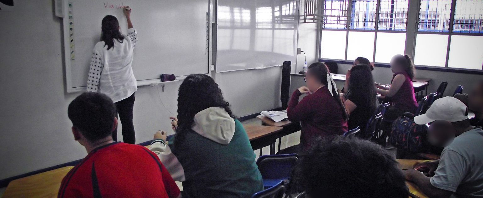 Foto de personas aplicando pruebas teóricas 