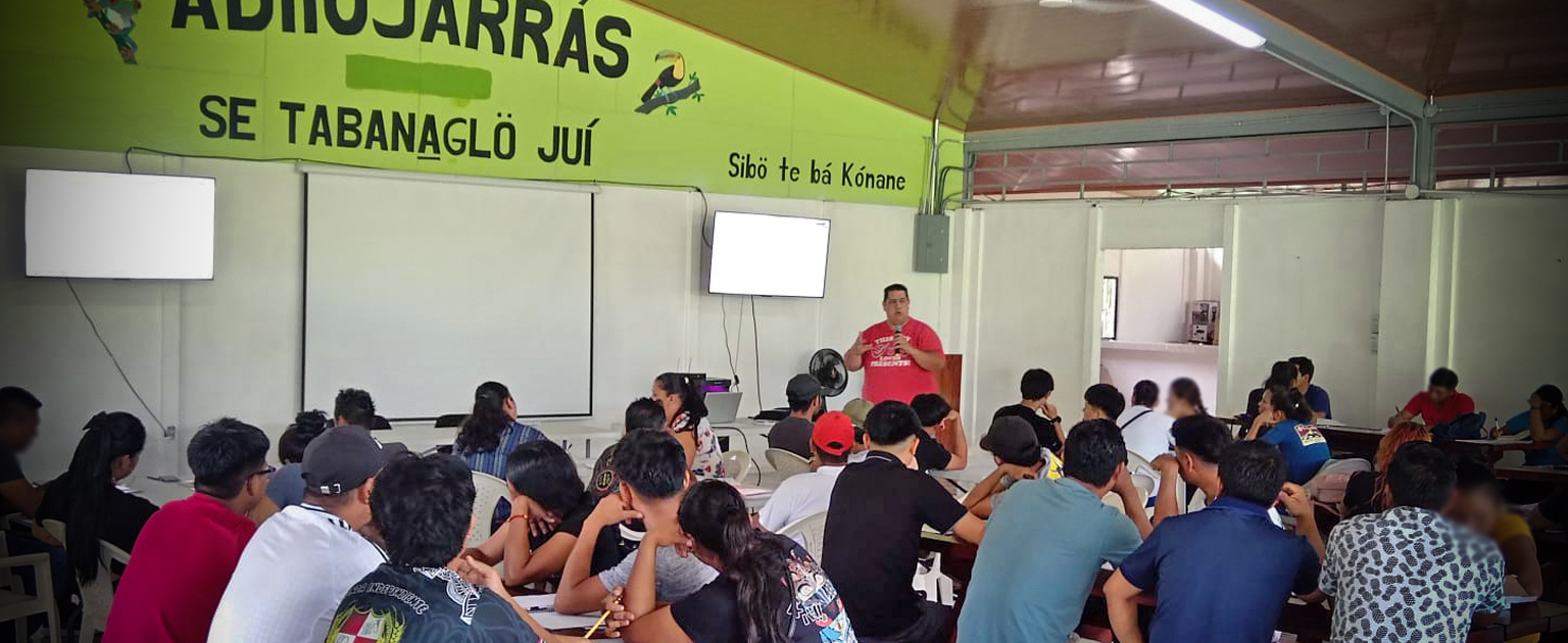 Foto de curso teórico impartidos en territorios indígenas