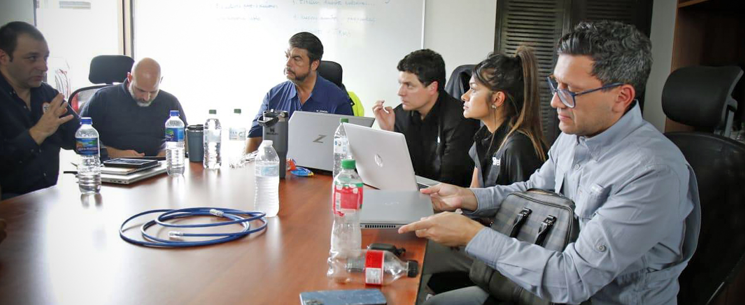 Fotografía que muestra al Ministro del MOPT en la reunión con los transportistas