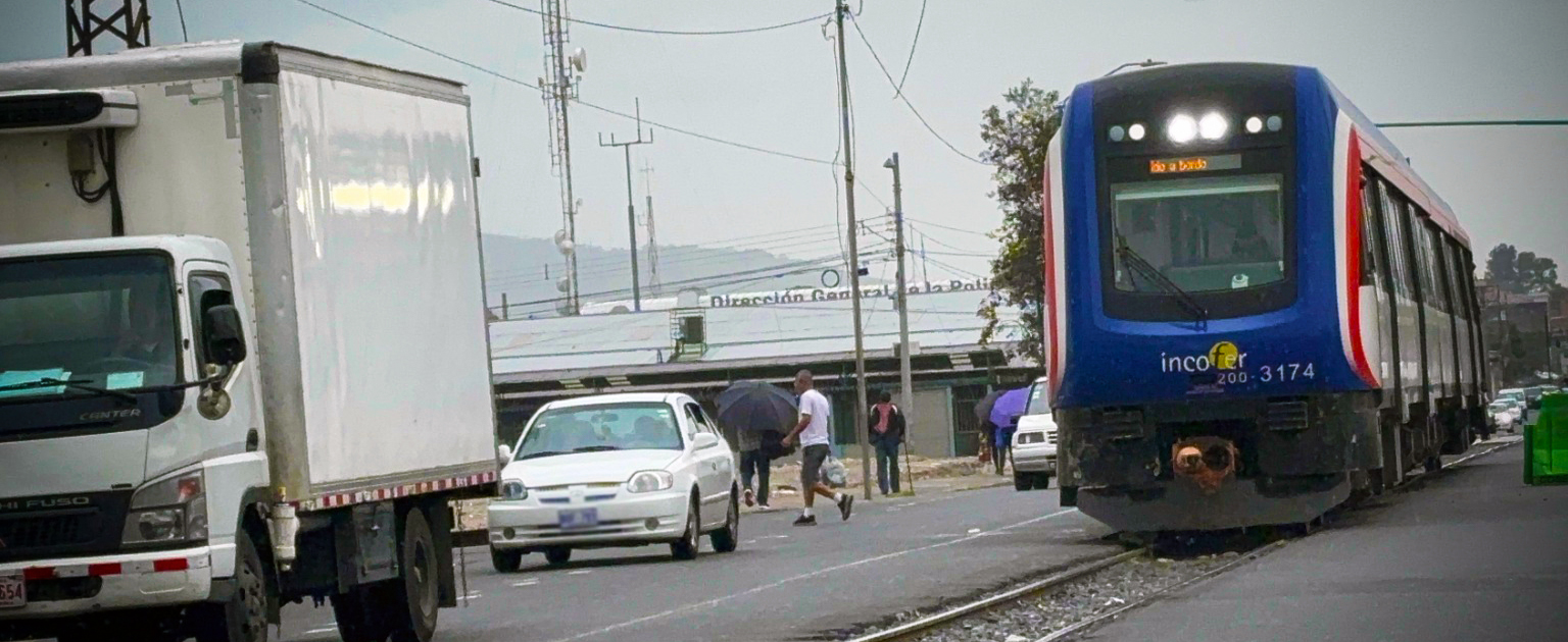 Se observa tren sobre la vía férrea 