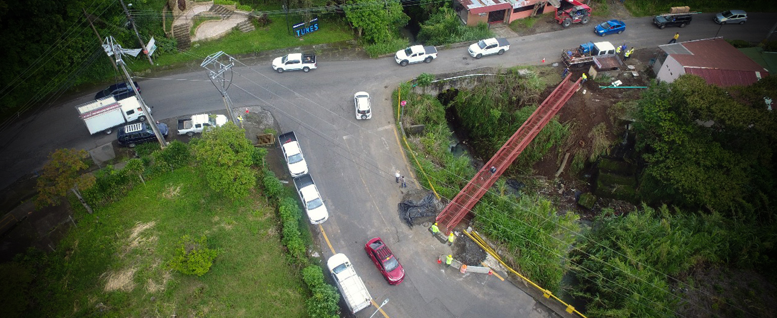 Foto aérea de la pasarela peatonal sobre el río Tures