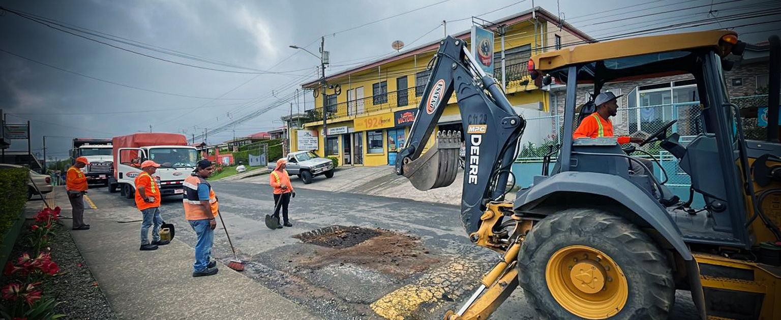 Maquinaria y trabajadores en la zona