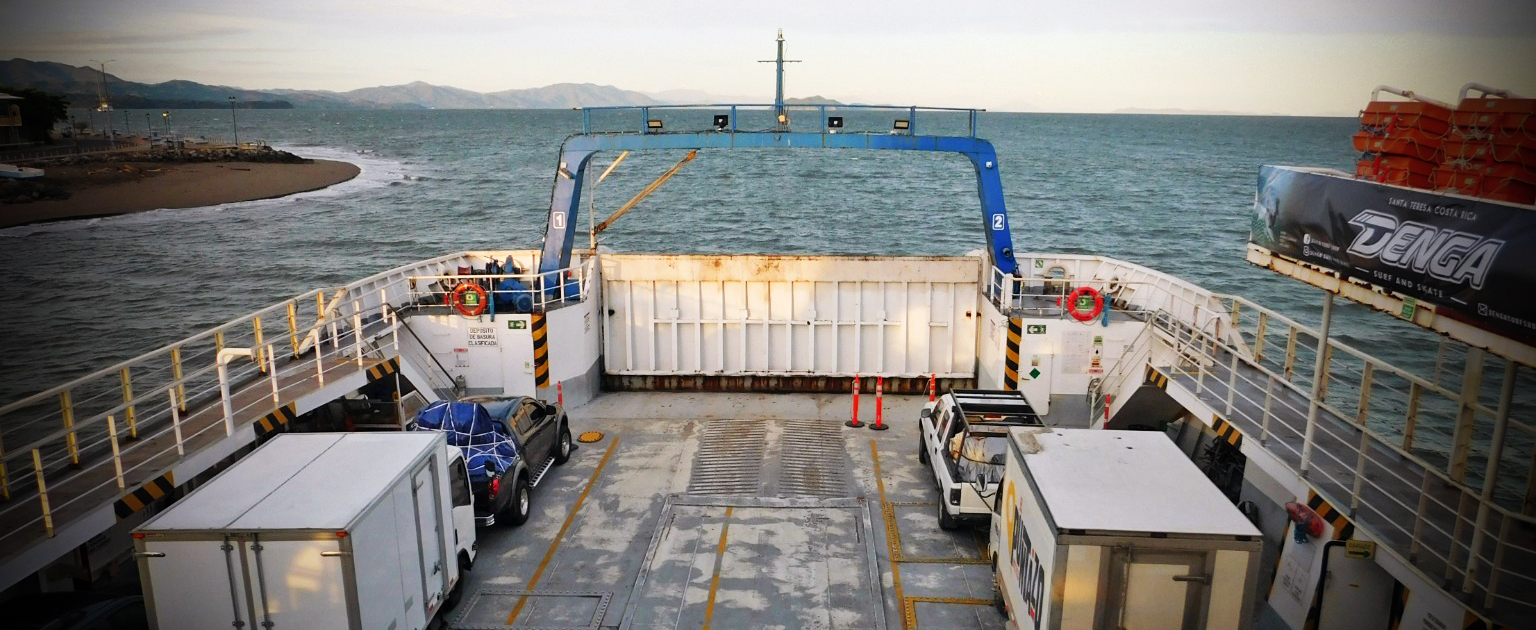 Ferry en el mar 