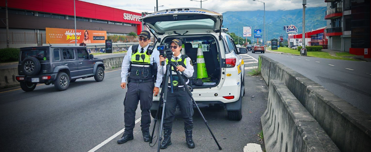 Foto de oficiales aplicando control de velocidad 