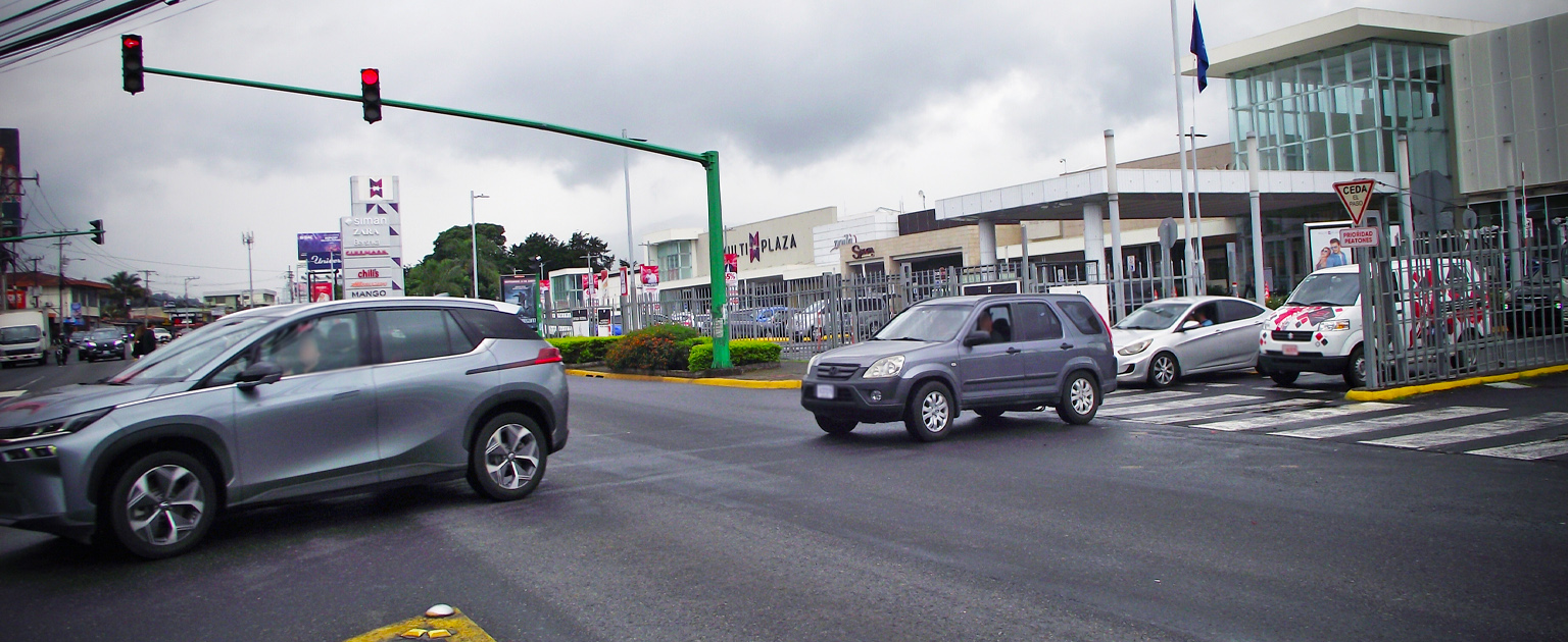 vehículos cruzando intersección 