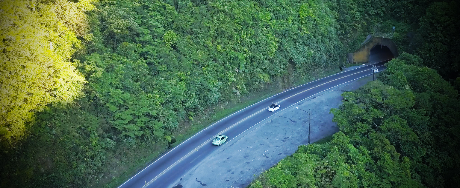 Fotografía aérea que muestra parte de la ruta 32 a la altura del túnel Zurquí