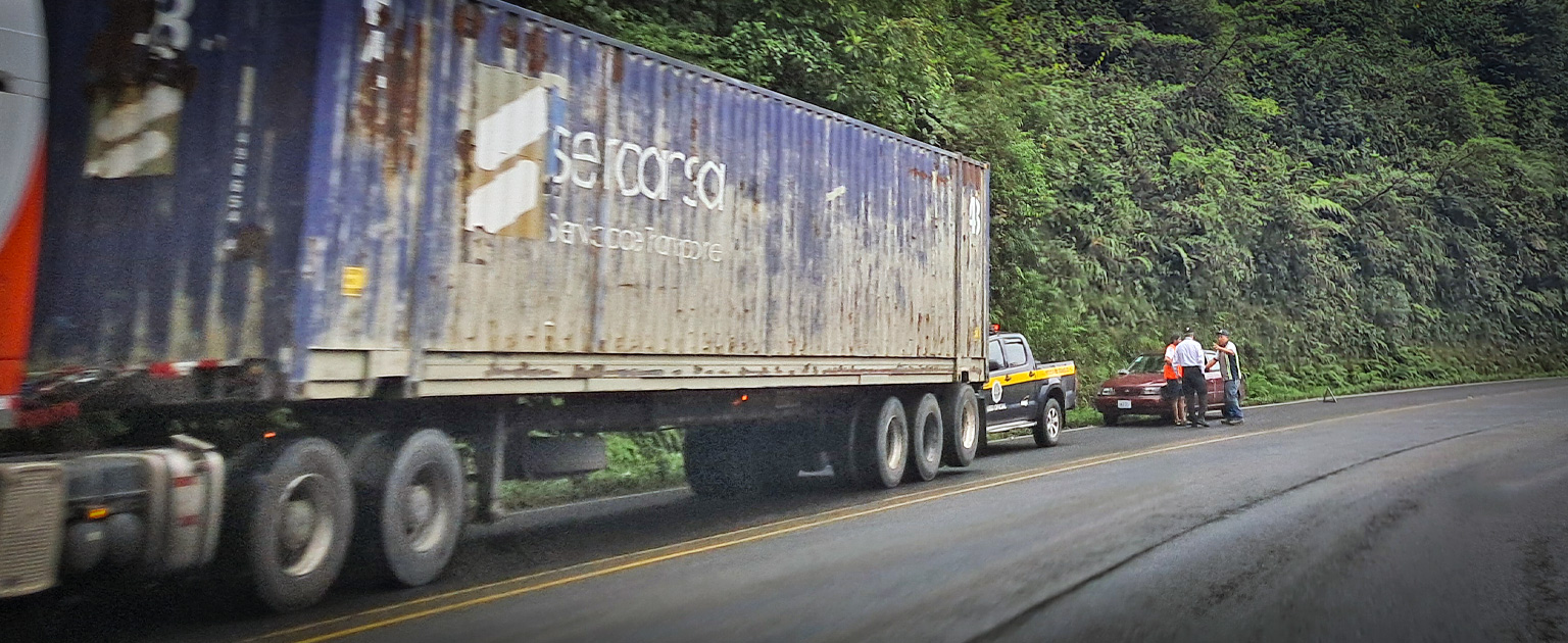 Fotografía que muestra una colisión vehicular siendo atendida por unos oficiales