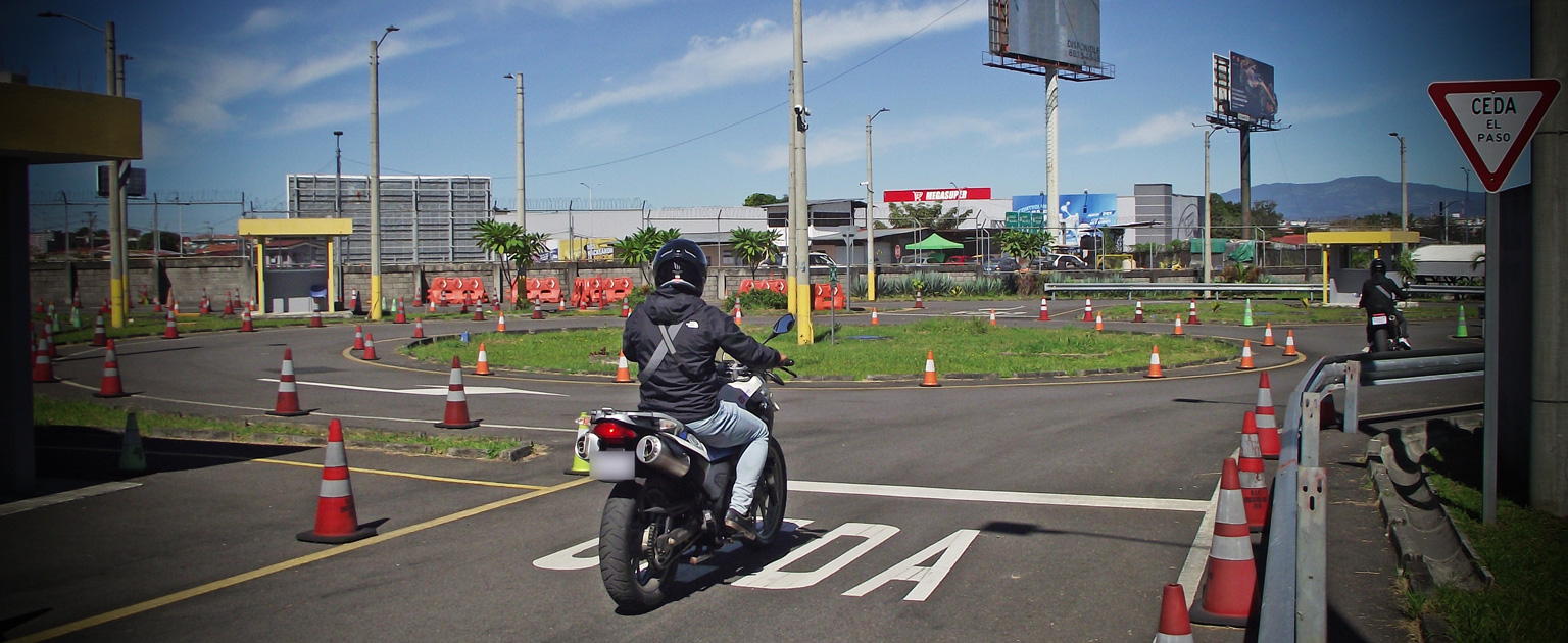 Fotografía que muestra a un motociclista aplicando la prueba práctica de manejo