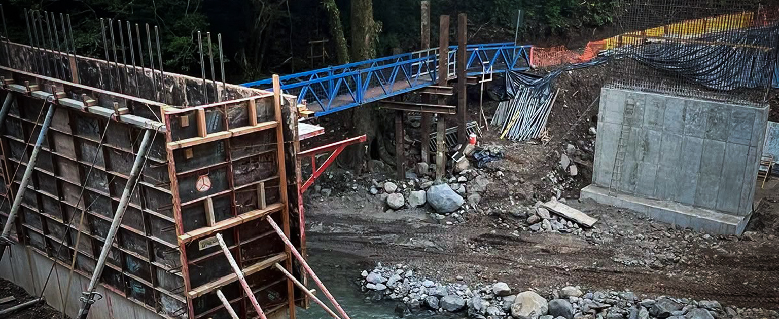 Fotografía que muestra labores constructivas del puente sobre el río Barranquilla
