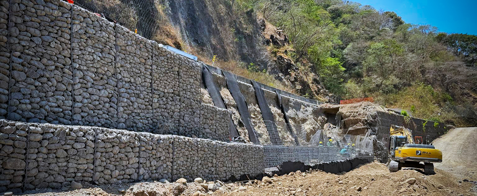 Fotografía que muestra parte de las obras de contención que se realizan en el sector de Cambronero