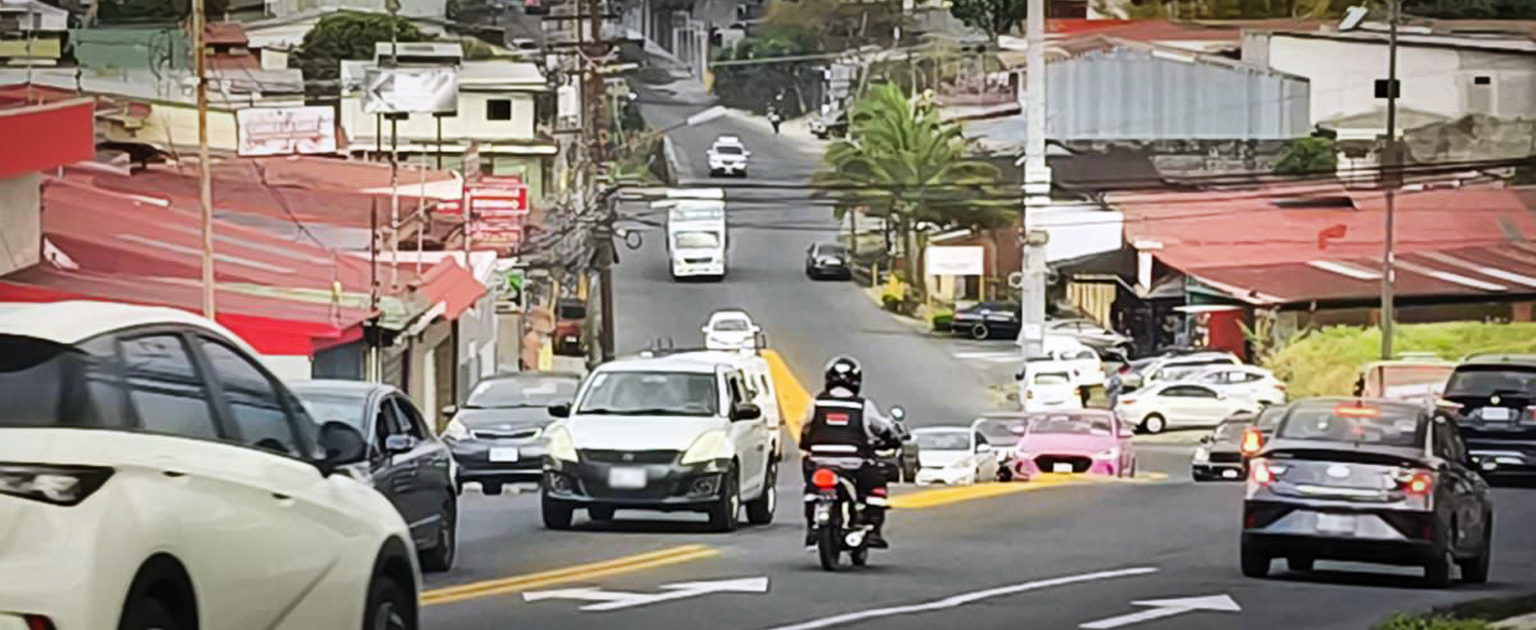 Fotografía que muestra parte de la ruta que se intervendrá, se muestran vehículos circulando