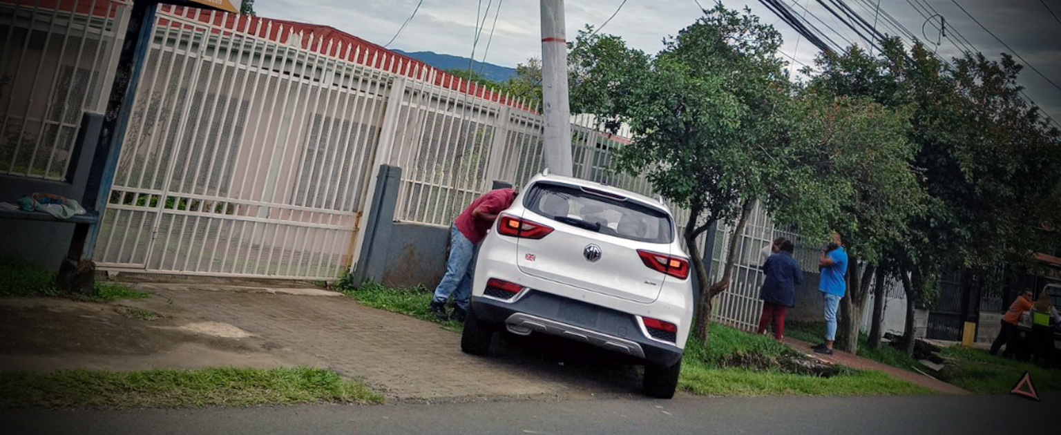 Fotografía que muestra un vehículo que chocó contra un poste de alumbrado eléctrico 