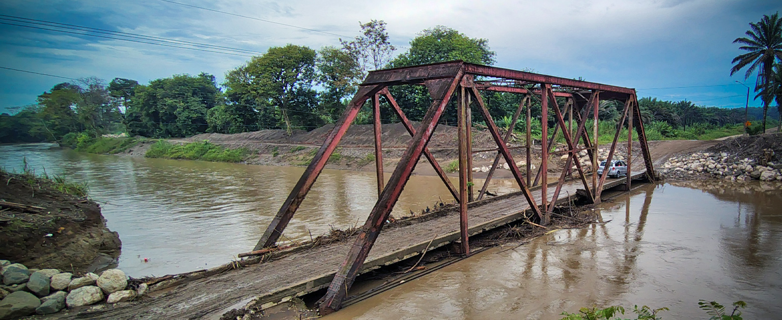 Fotografía que muestra el puente que será sustituido sobre el río Corredor en Corredores de Puntarenas