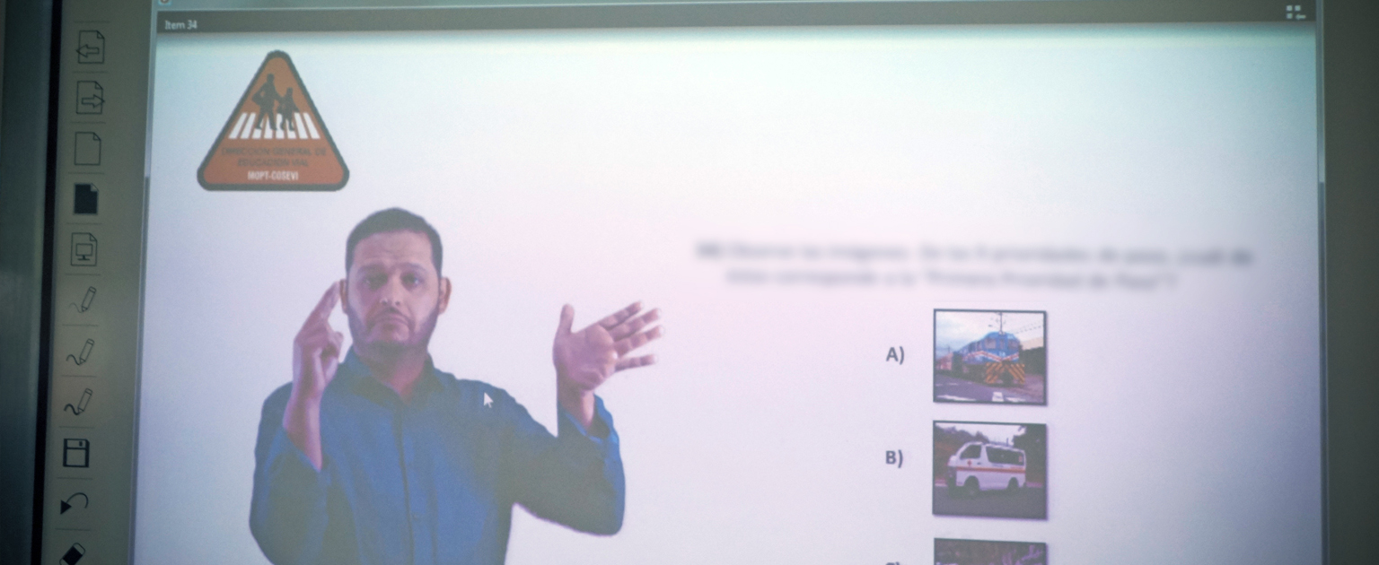 Fotografía que muestra las indicaciones que proyectan a los asistentes al curso 