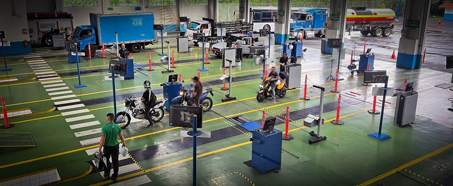 Fotografía que muestra una de las estaciones de Dekra con varios vehículos aplicando la inspección