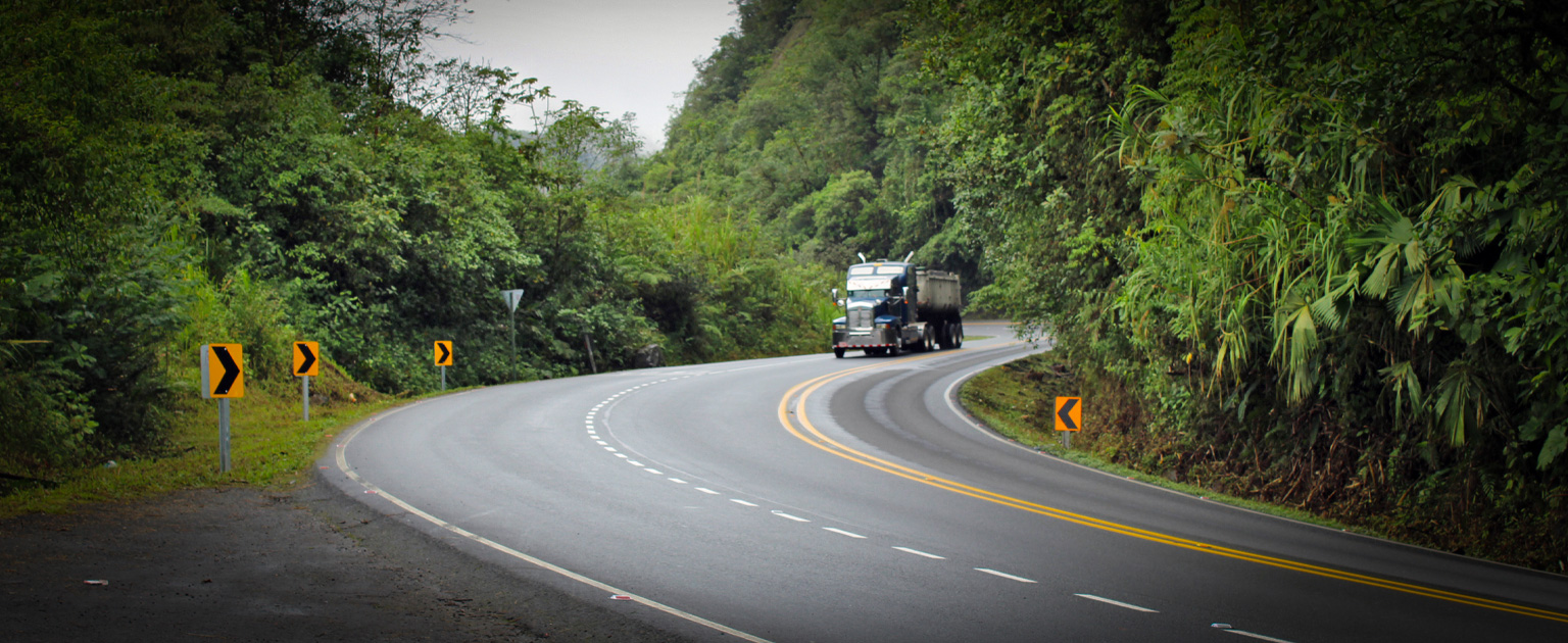 Fotografía que muestra parte de la ruta 32 con demarcación vertical y horizontal