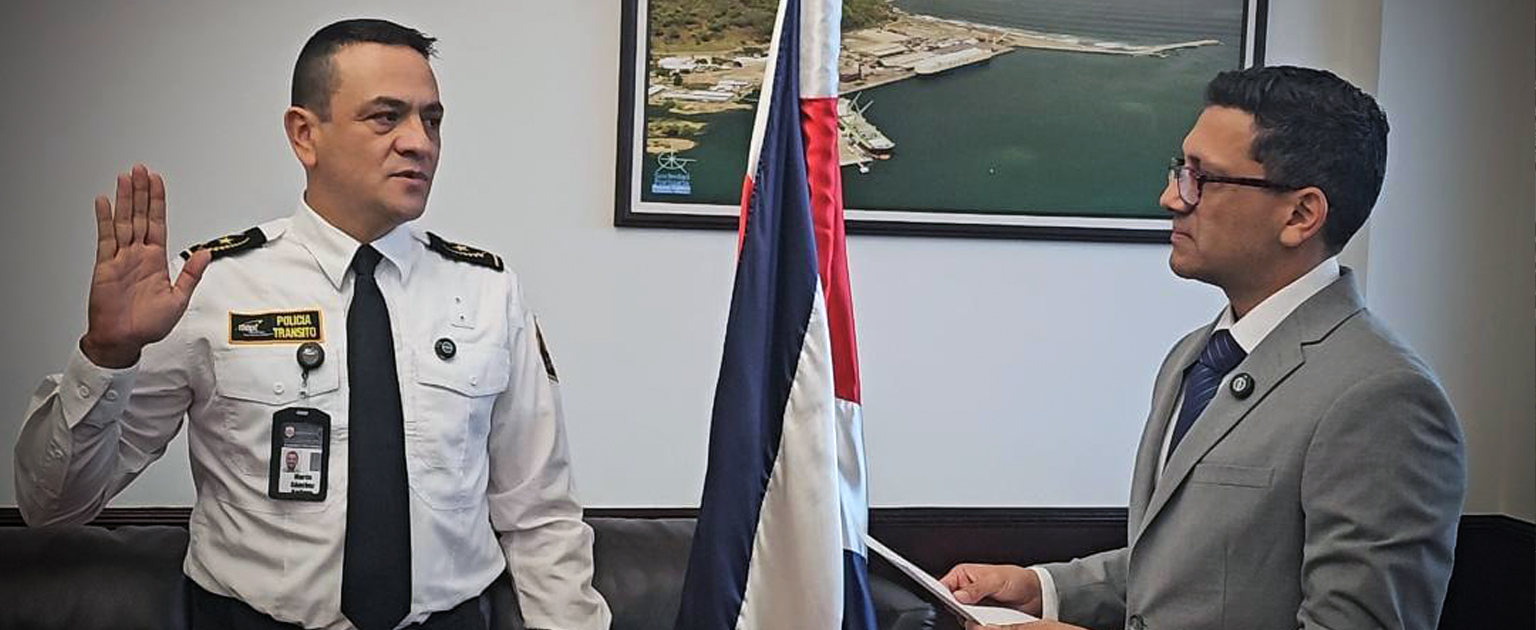 Fotografía que muestra al nuevo director y al Ministro Efraím Zeledón