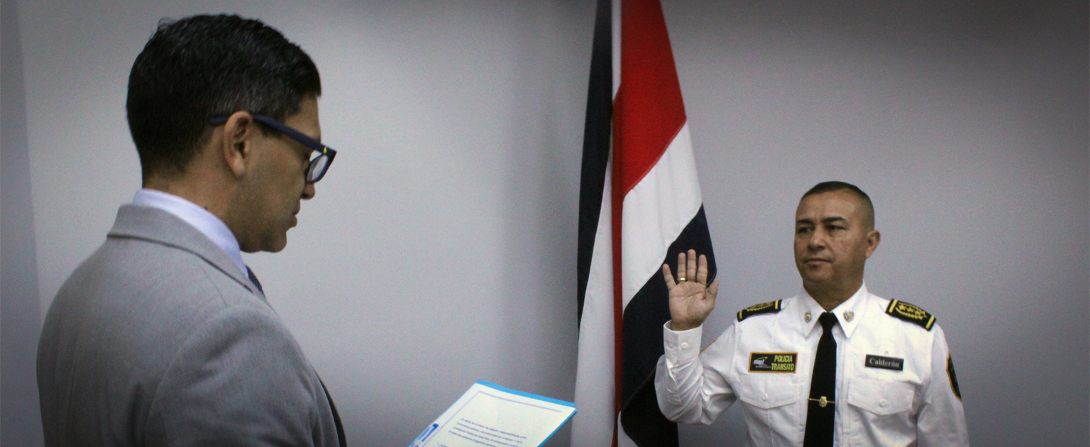 Fotografía que muestra al Ministro Efraím Zeledón juramentando al nuevo director de la Policía de Tránsito
