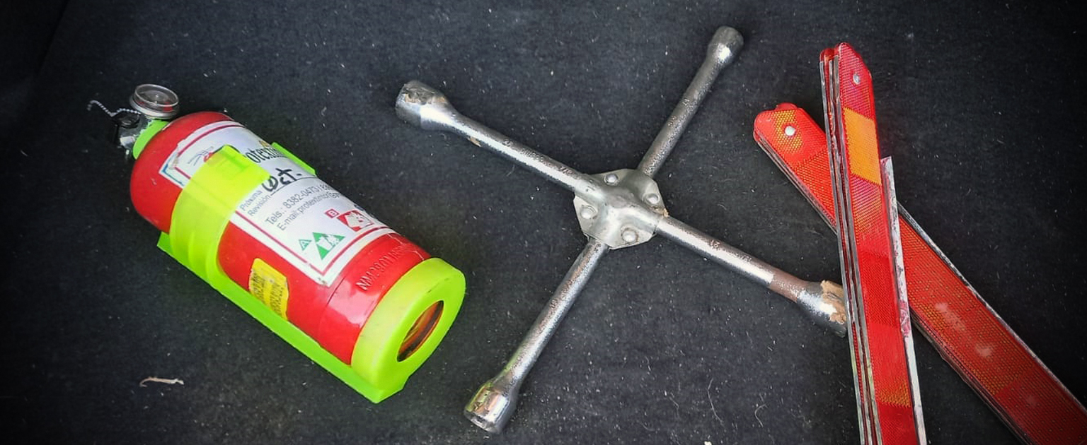 Fotografía que muestra parte de los implementos básicos que debe portar el vehículo