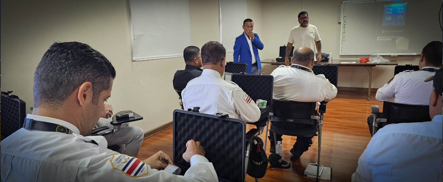 Fotografía que muestra a un grupo de oficiales de tránsito capacitándose