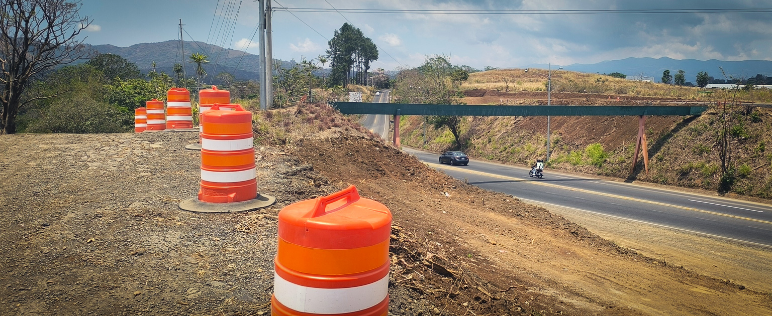 Fotografía donde se observa la estructura que se va a demoler así como movimiento de tierras por las obras del proyecto