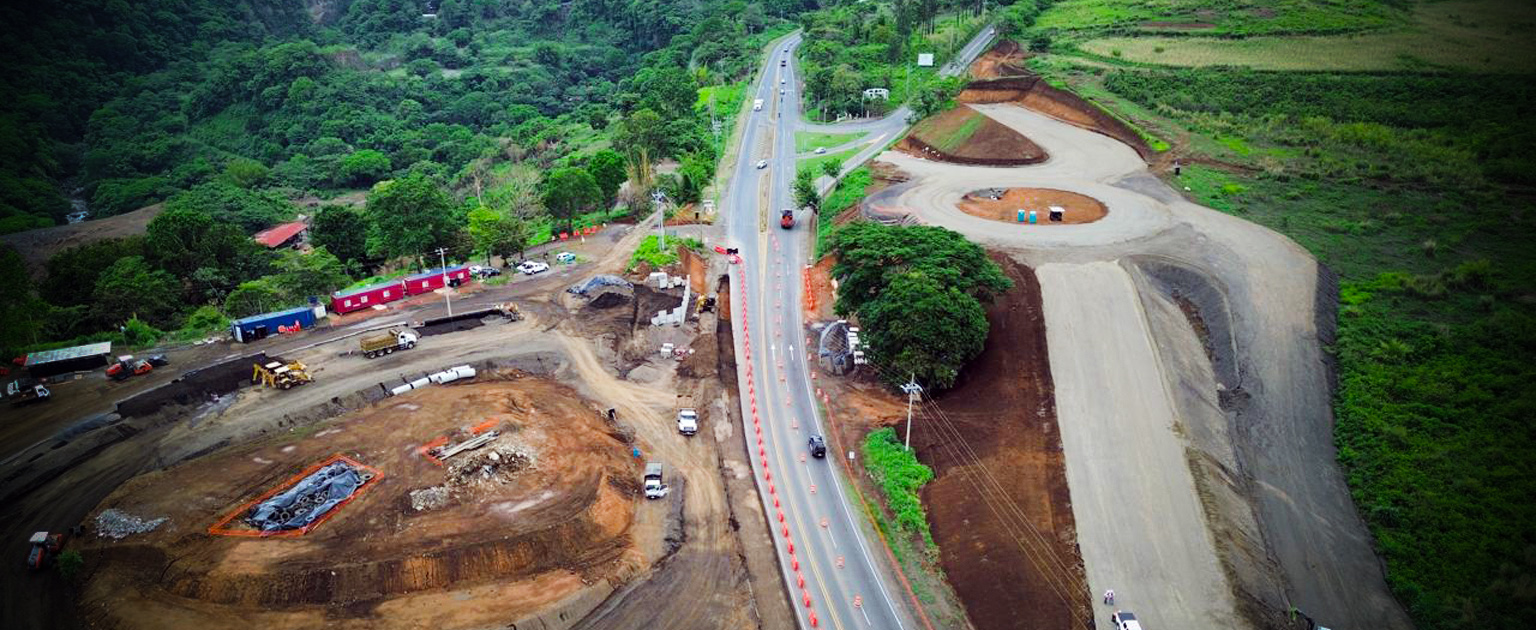 Fotografía aérea que muestra las obras que se realizan para la construcción de un intercambio a dos niveles en Grecia