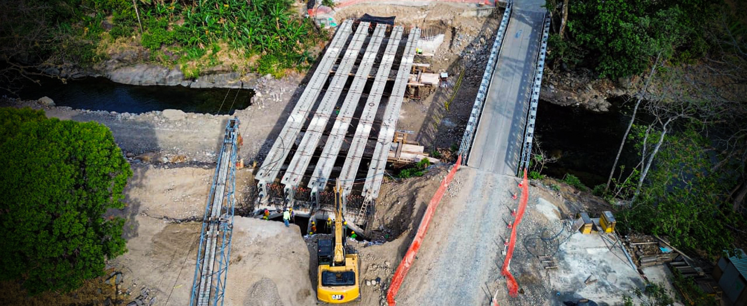 Fotografía aérea que muestra la construcción del nuevo puente al lado del puente modular provisional