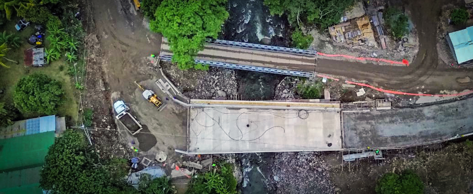 Vista aérea de las obras en el puente sobre el río Guacimal. 