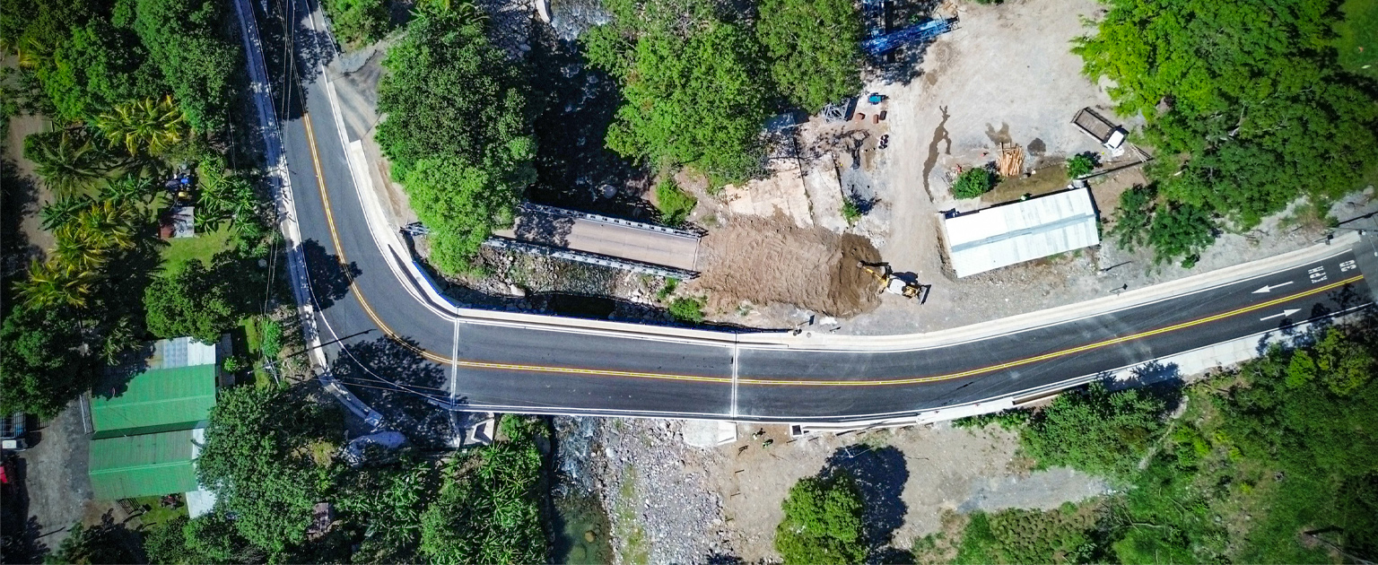 Fotografía aérea que muestra el nuevo puente sobre el río Guacimal