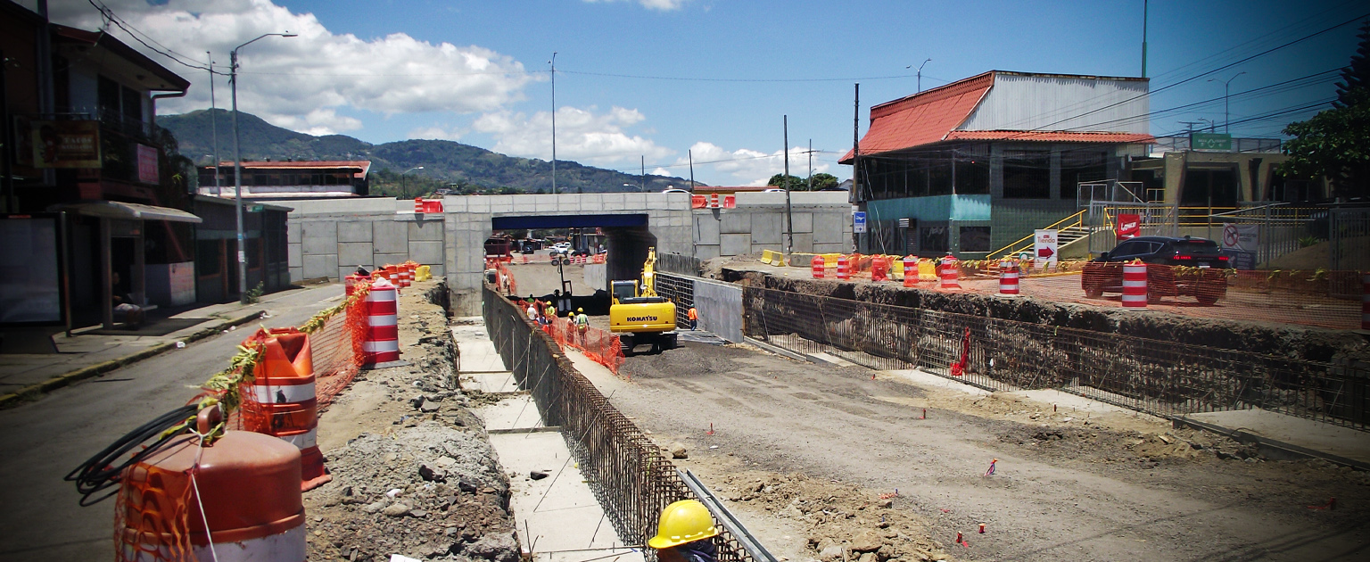 Fotografía que muestra el paso inferior que se construye en Hatillos 5 y 6