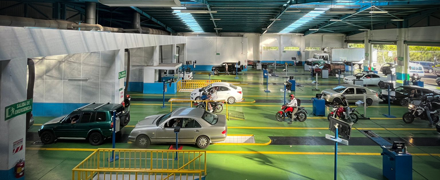 Vehículos en proceso de inspección técnica en un área de revisión vehicular