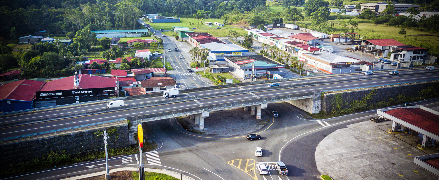 Fotografía aérea que muestra uno de los pasos a desnivel que ya se han construido en la RN 32