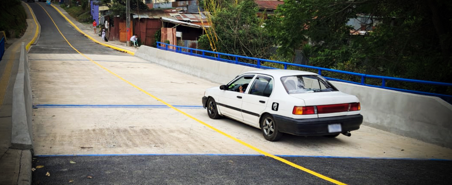 Fotografía que muestra el nuevo puente sobre el río Ipís con un vehículo circulando