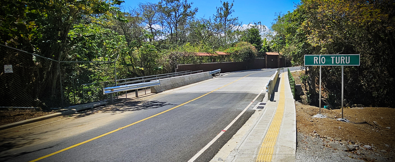 Fotografía que muestra el nuevo puente sobre el río Turú