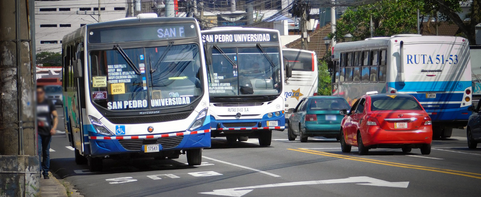 Fotografía ilustrativa que muestra la circulación de varios autobuses en una vía urbana