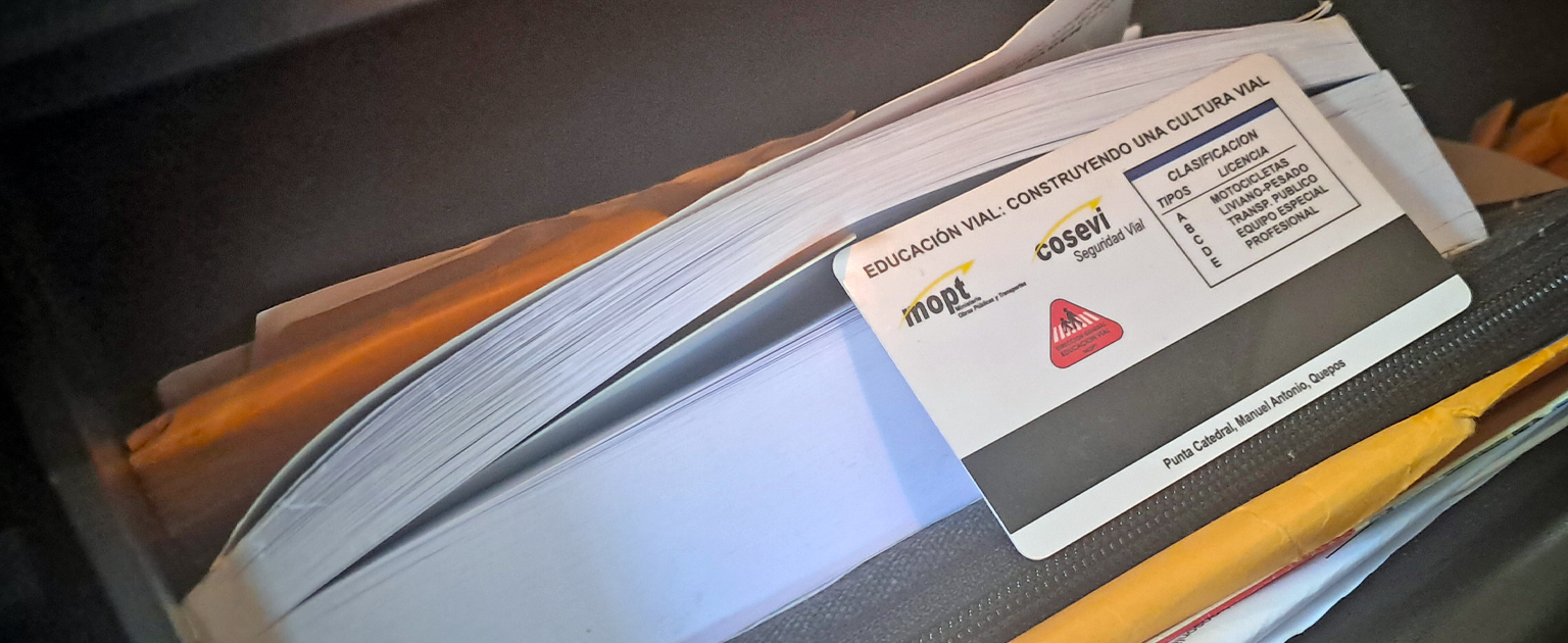 Parte posterior de una licencia de conducir en la guantera de un vehículo