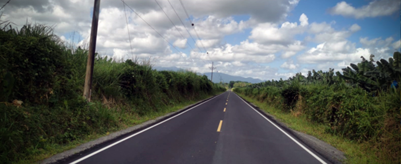 Fotografía que muestra una de las rutas intervenidas en asfalto, es a dos carriles con la debida demarcación horizontal