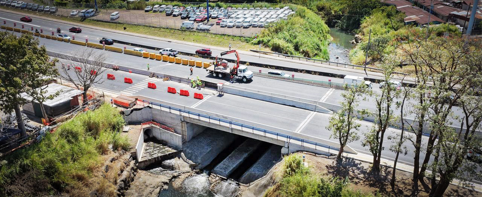 Fotografía aérea que muestra la parte del puente que ya fue intervenida